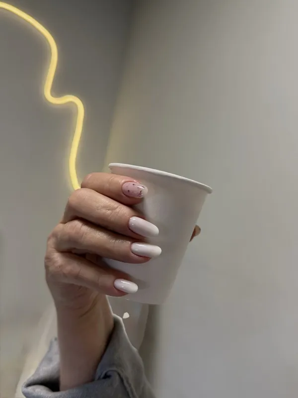 Маникюр с кофе в студии Хей Мом, неоновая подсветка